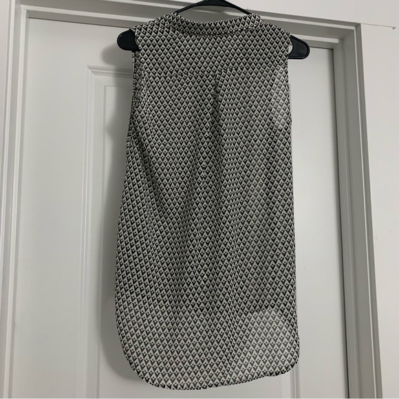H&M Black & White geometric print hi-low sheer sleeveless button-down. Size 2 - Picture 12 of 15